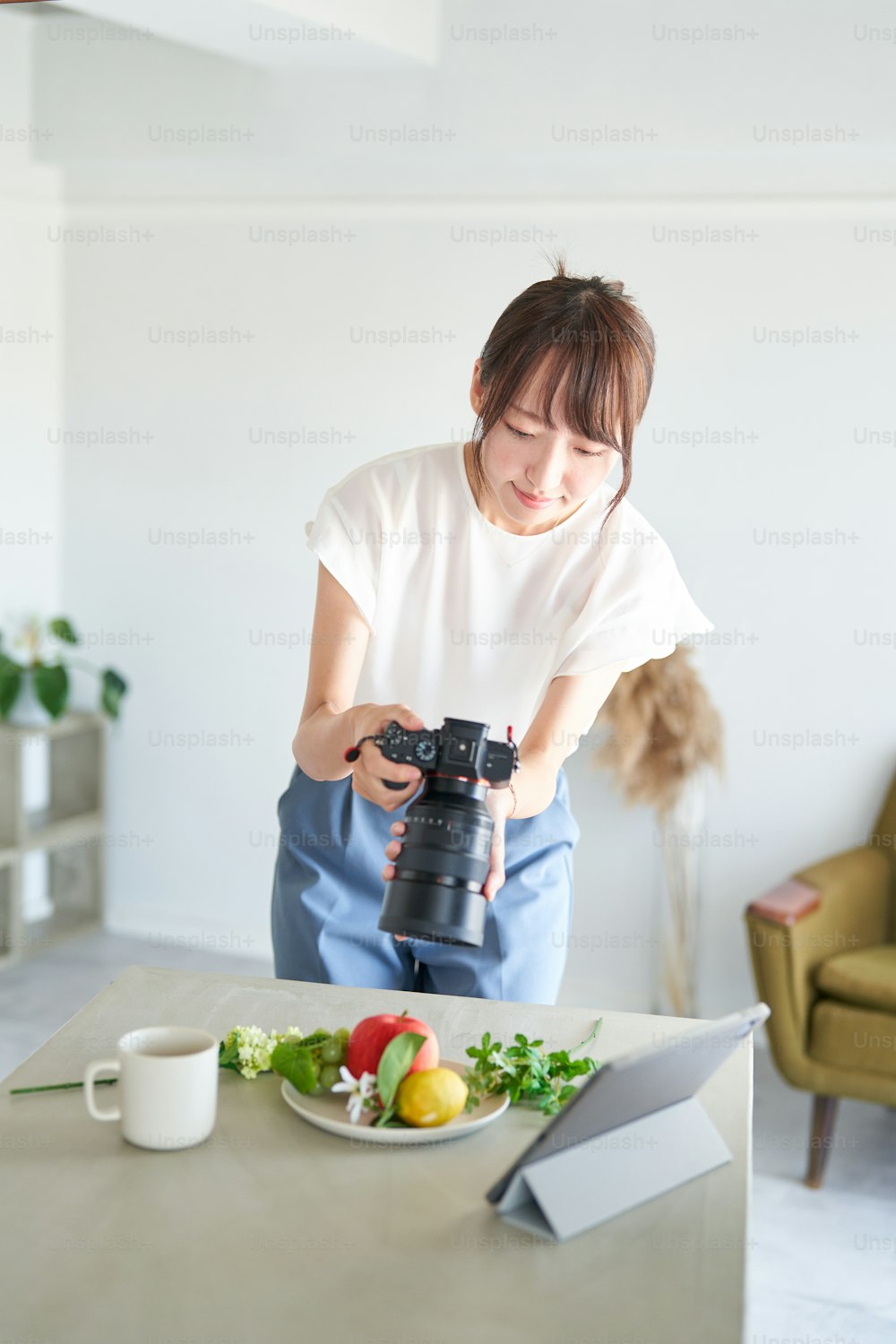 fotógrafa feminina fotografando na sala