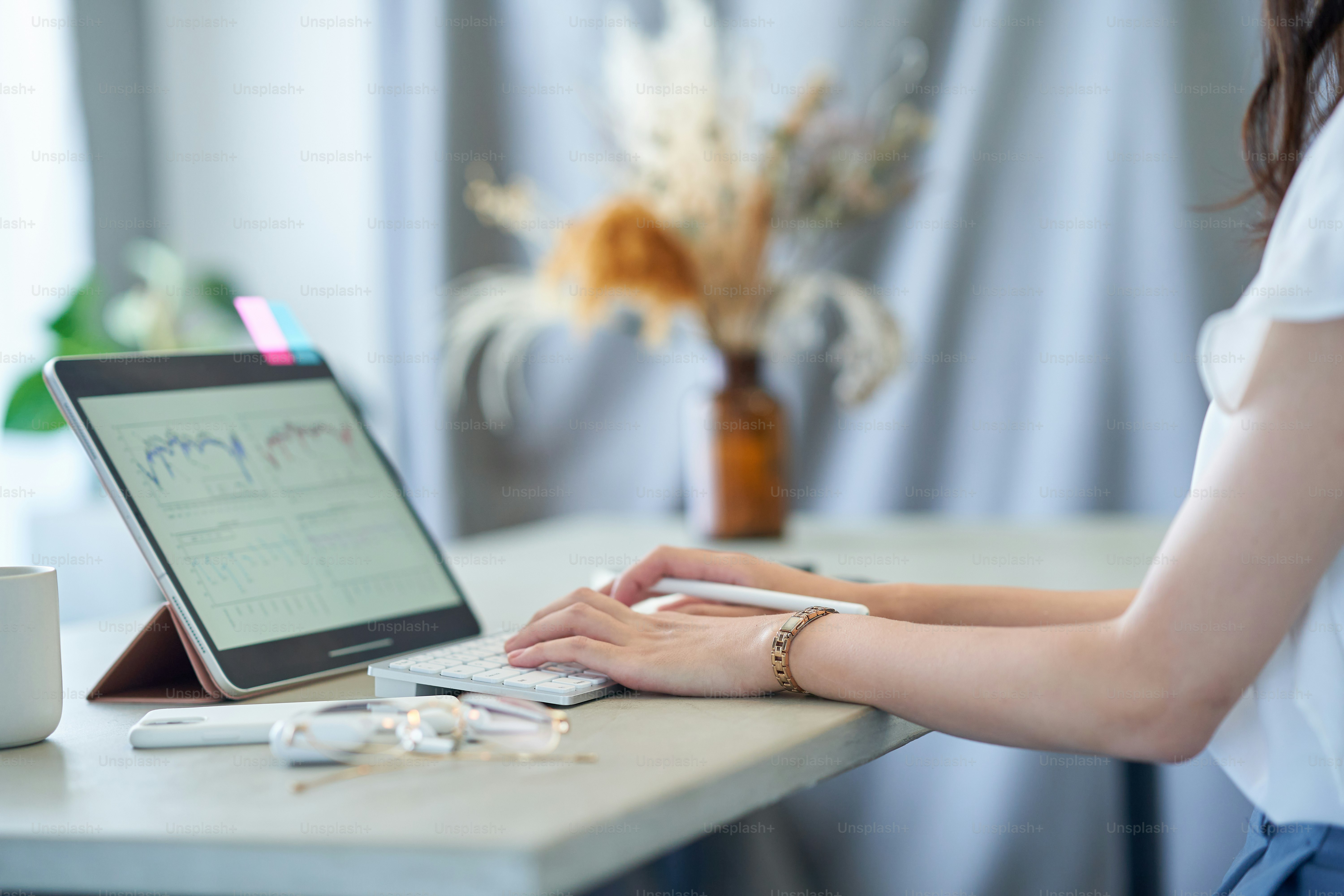 primer plano de la mano de una mujer operando una tableta PC en la habitación