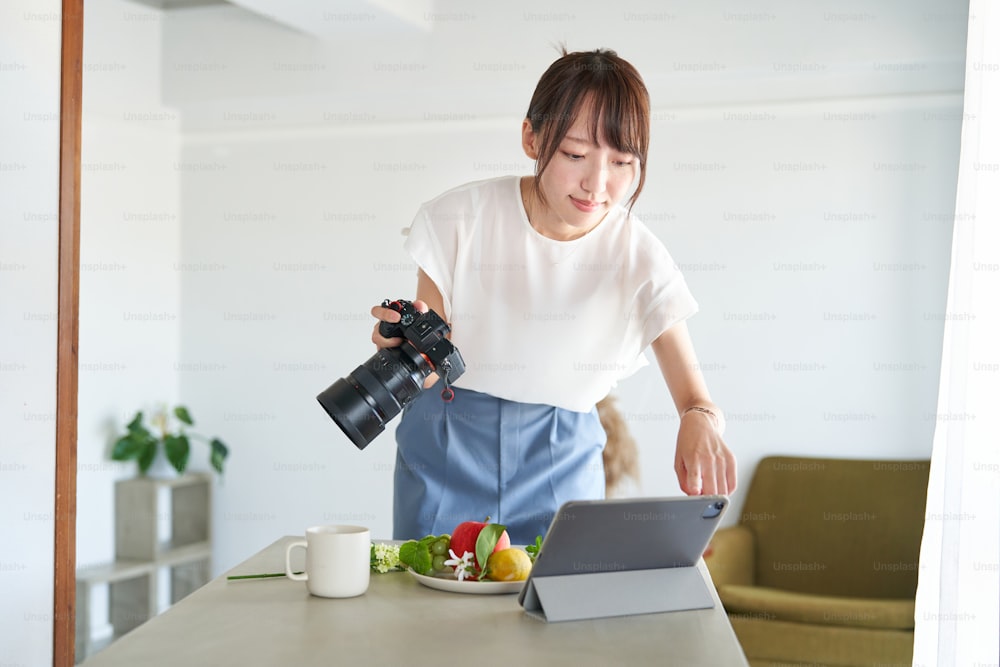 Fotografo femminile che controlla le foto che ha scattato su un monitor