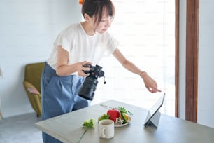 Fotografo femminile che controlla le foto che ha scattato su un monitor