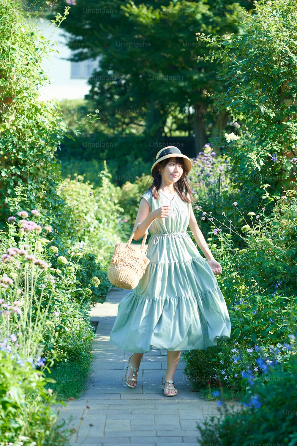Giovane donna che cammina nel verde in bella giornata