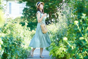 Jeune femme marchant en vert un beau jour