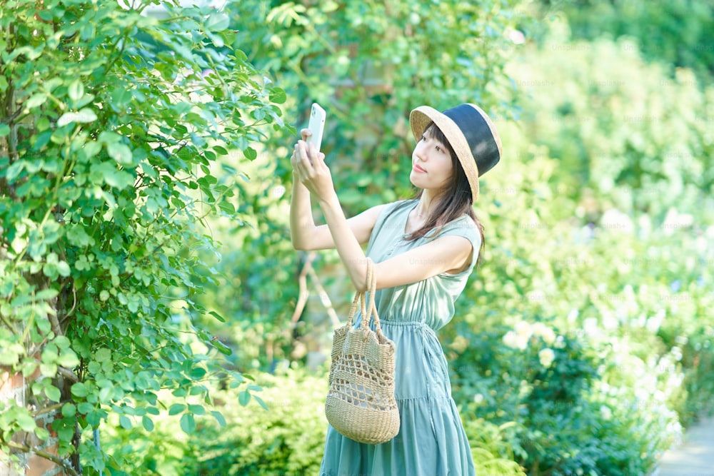 여름에 걷는 동안 사진을 찍는 젊은 여자