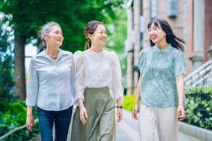 Tres mujeres asiáticas de diferentes generaciones