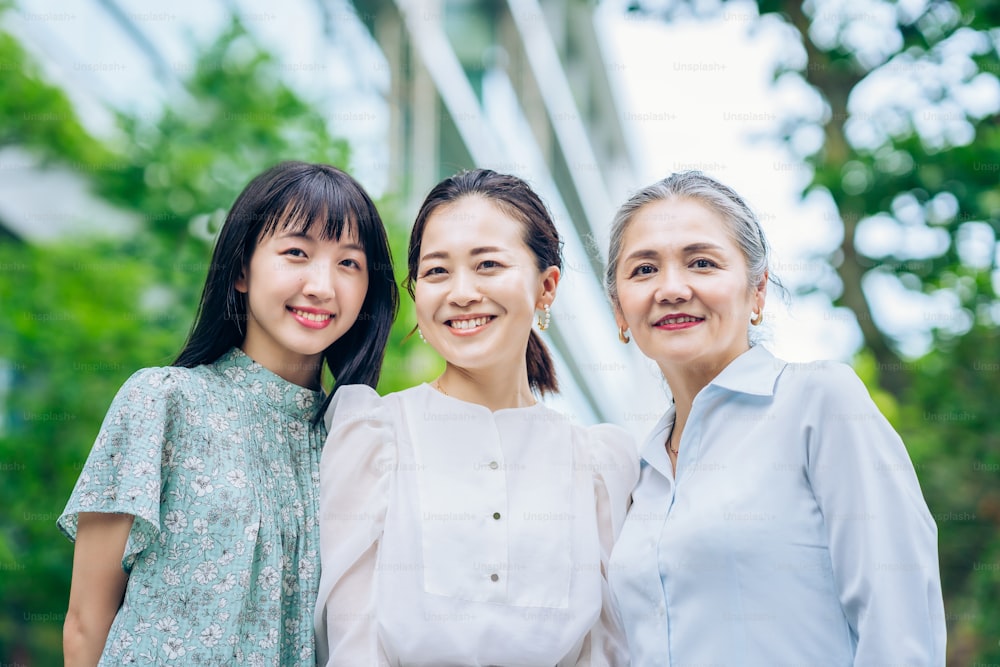 Três mulheres de diferentes gerações ao ar livre