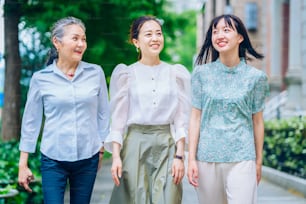 Três mulheres asiáticas de diferentes gerações