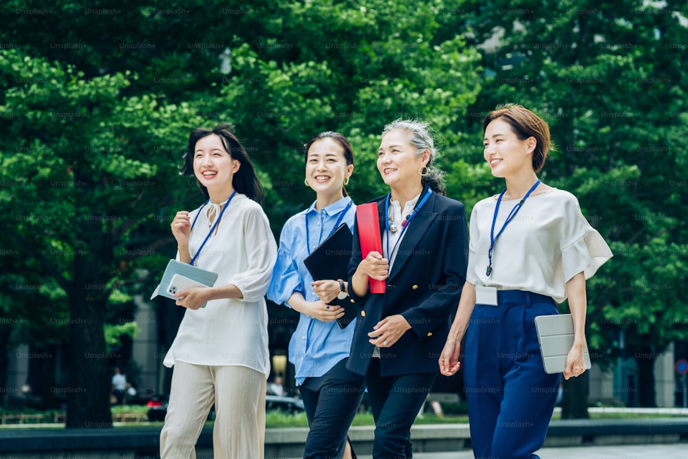 Geschäftsfrauen unterschiedlichen Alters gehen im Geschäftsviertel spazieren