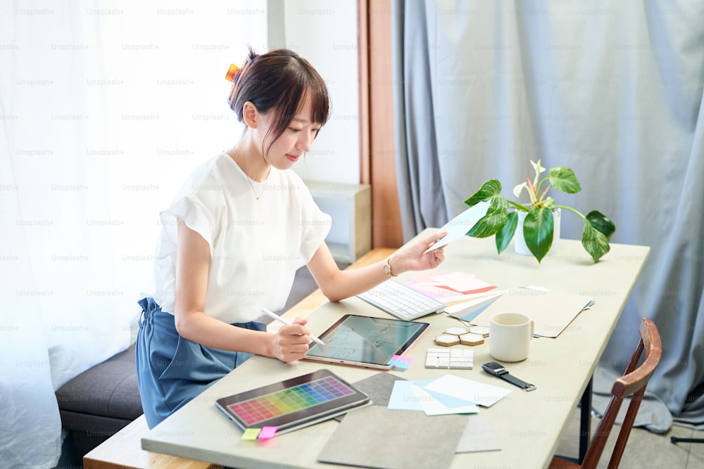 Interior designer femminile che pensa al coordinamento