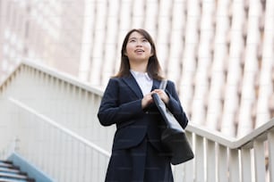 Asiatische (japanische) junge Studentin auf Jobsuche