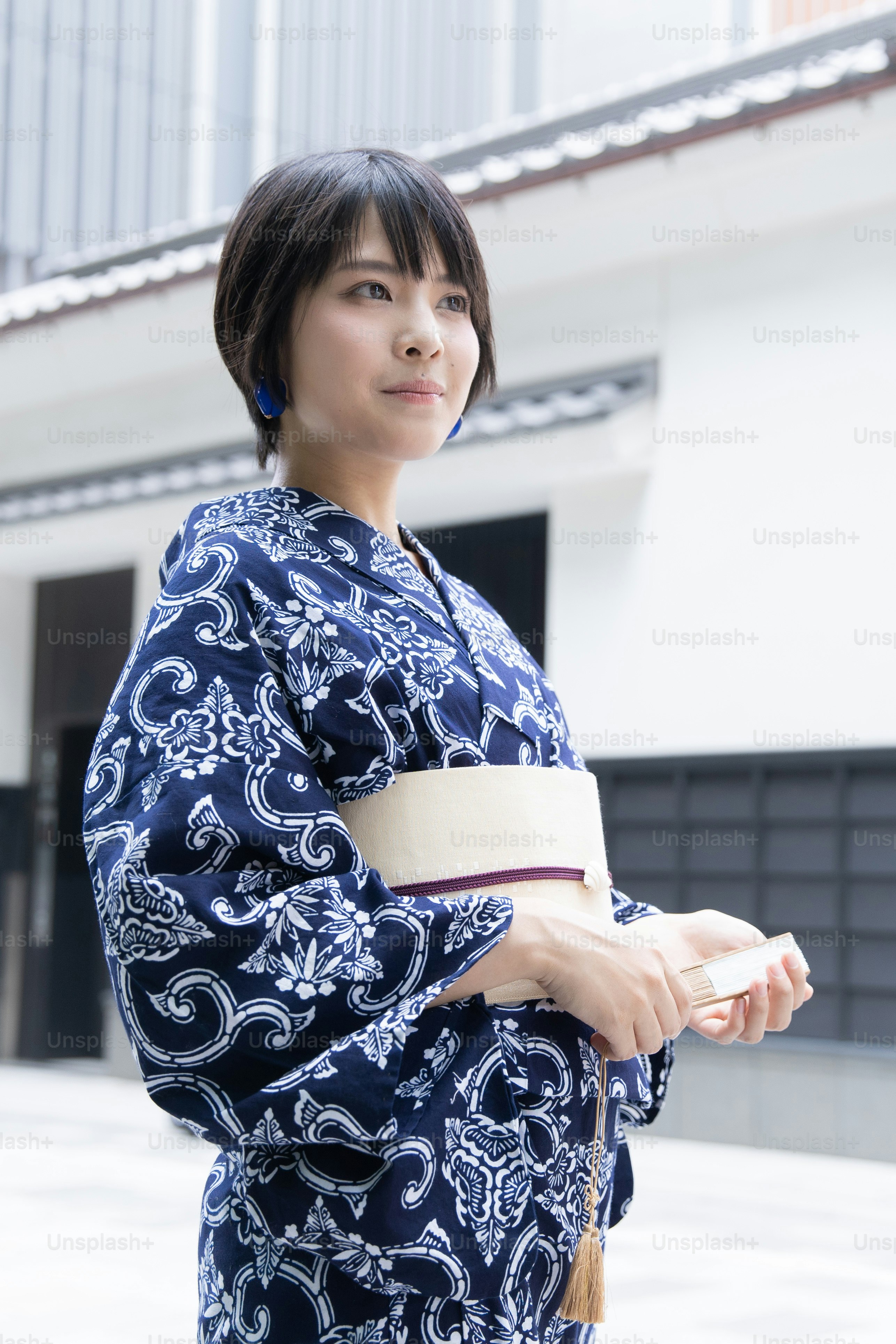 Mujer asiática (japonesa) que va a la ciudad con un yukata (traje tradicional japonés)