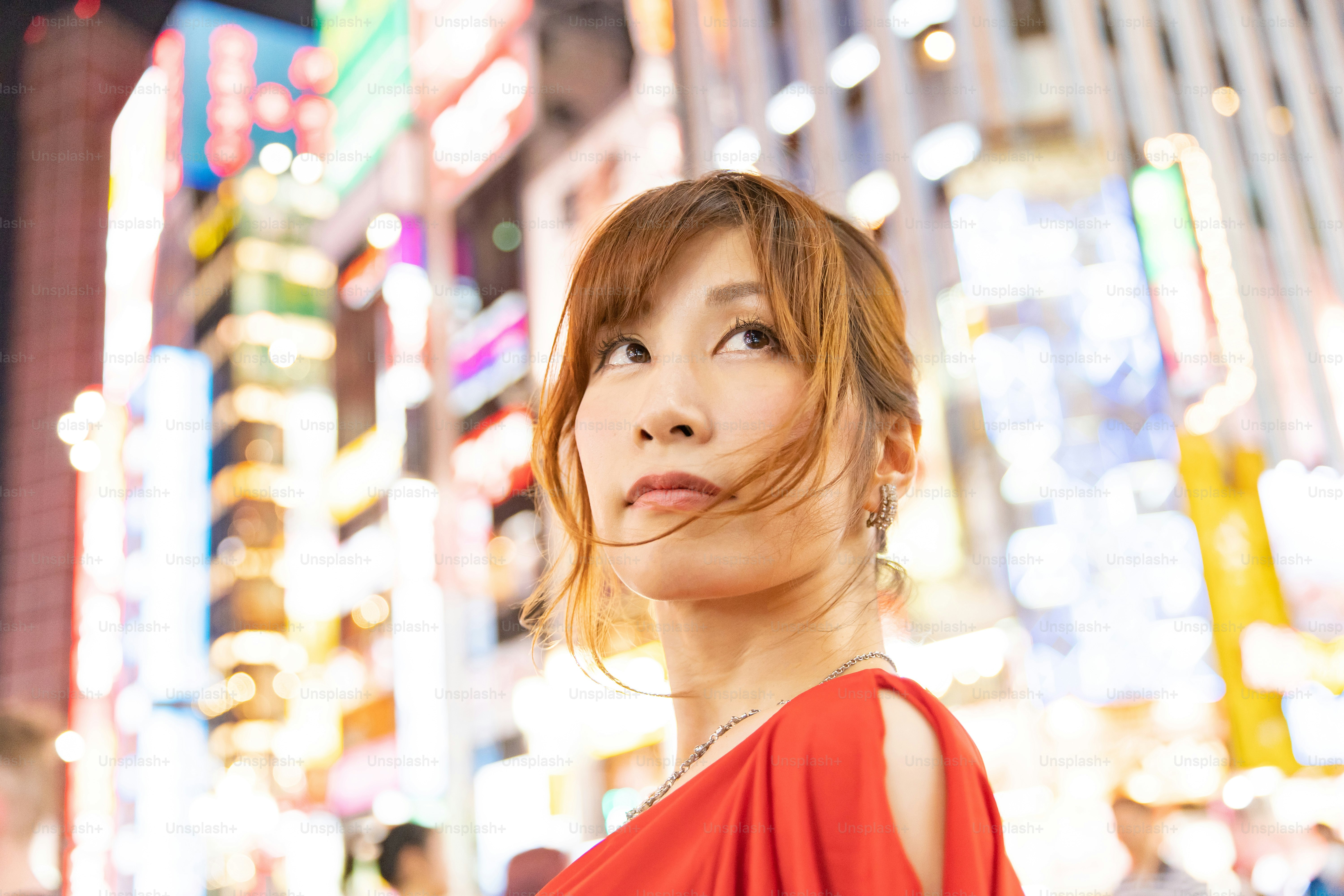 Femme asiatique (japonaise) engagée dans un travail de nuit tel que un club