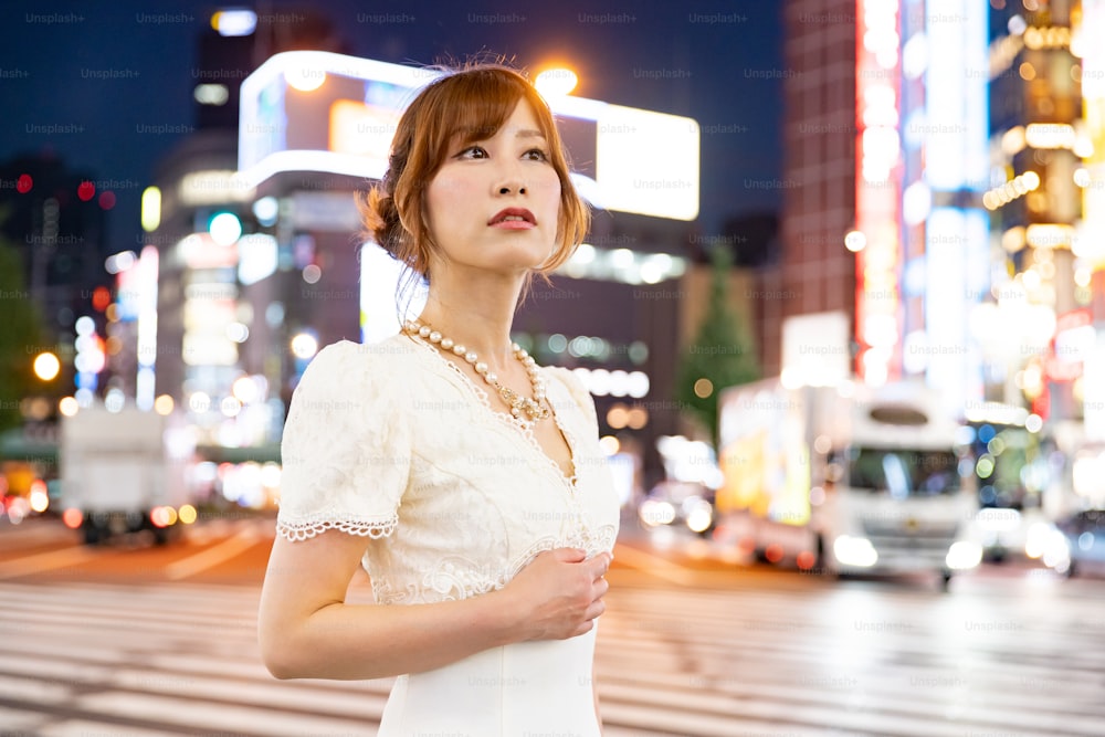 Mujer asiática (japonesa) dedicada al trabajo nocturno, como un club de cabaret