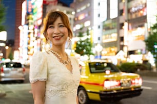 Asiatische (japanische) Frau, die Nachtarbeit wie Kabarettclub verrichtet