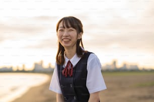 해변을 걷고 있는 아시아 여자 고등학생