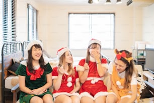크리스마스 의상을 입고 파티를 하는 아시아 젊은 여성들