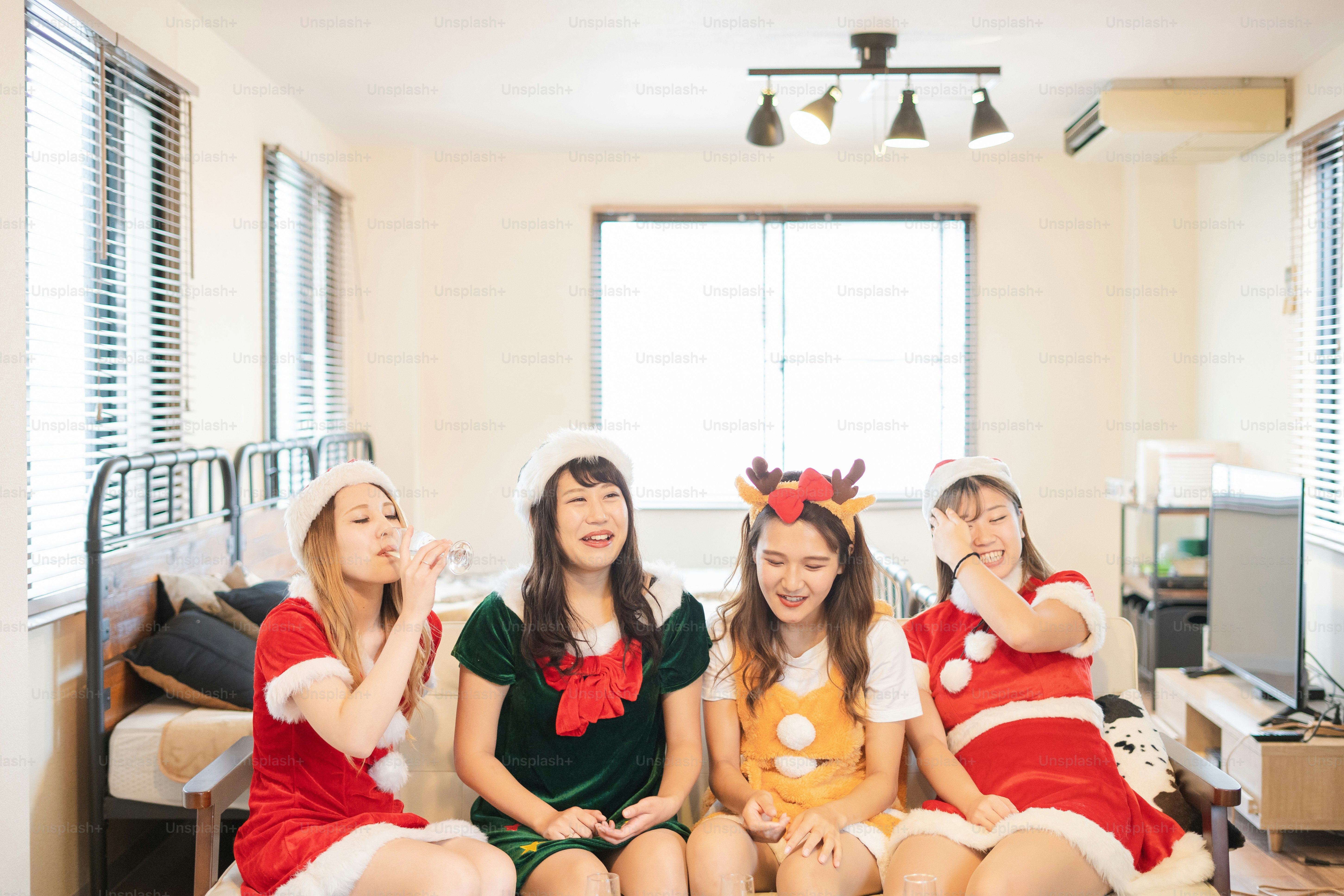 Wanita muda Asia mengenakan kostum Natal dan mengadakan pesta