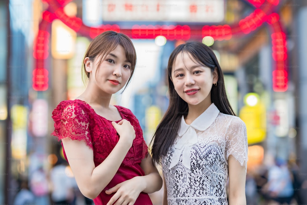 Deux jeunes femmes posant au centre-ville