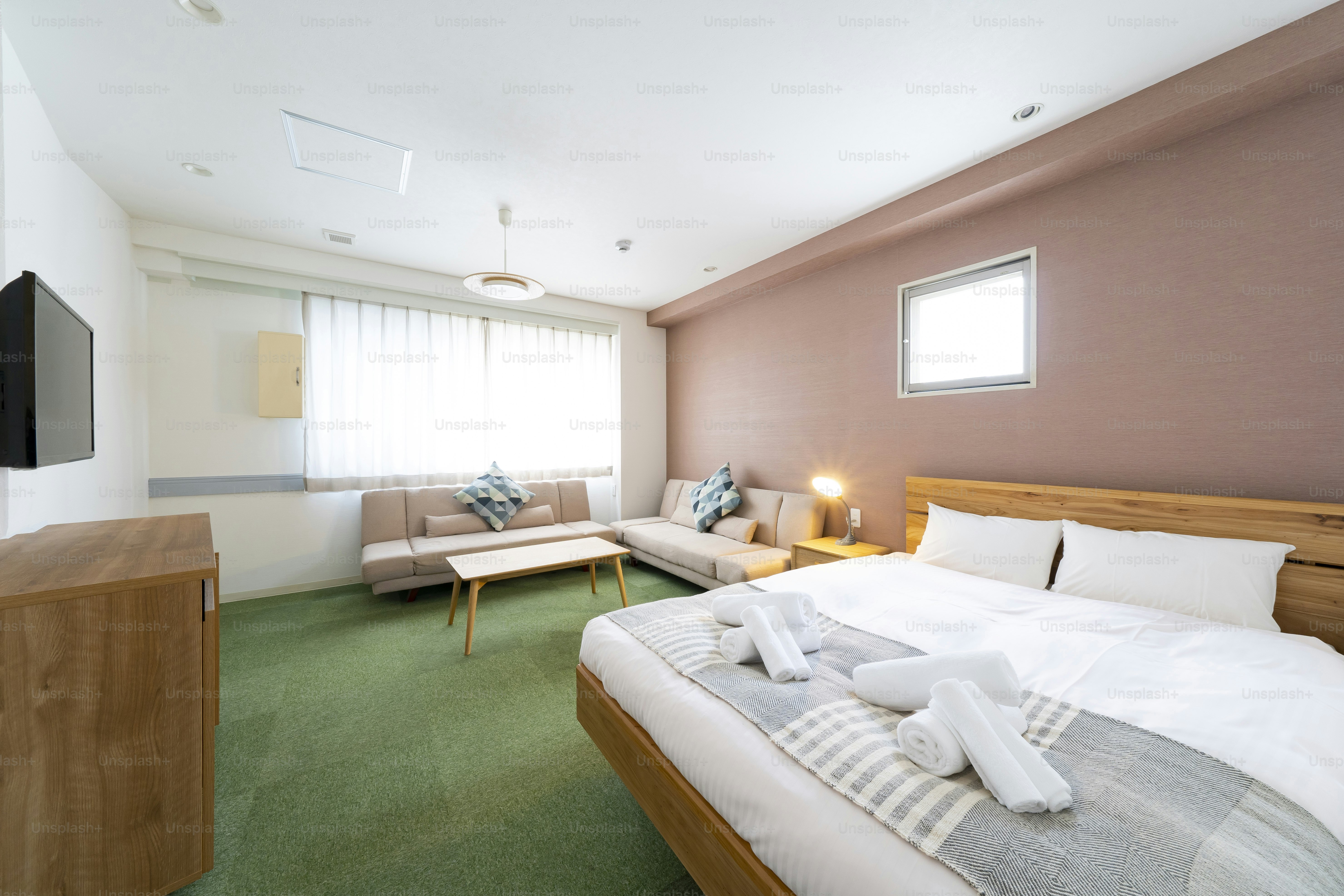 明るい部屋のテレビとソファ、ホテルの部屋