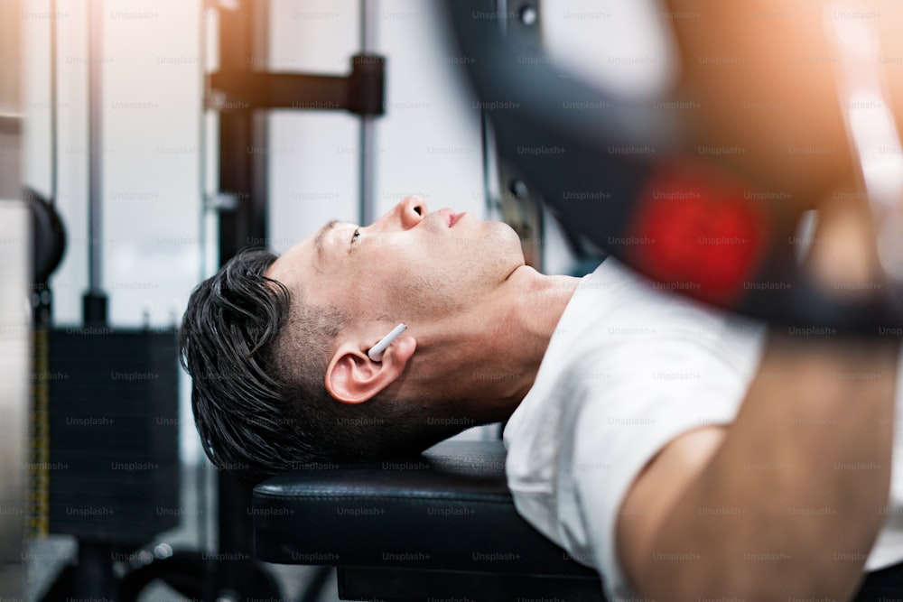 Hombre asiático de mediana edad entrenando en el gimnasio