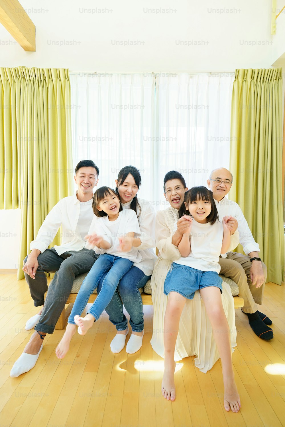 Photo de groupe de la famille 3 générations dans la chambre