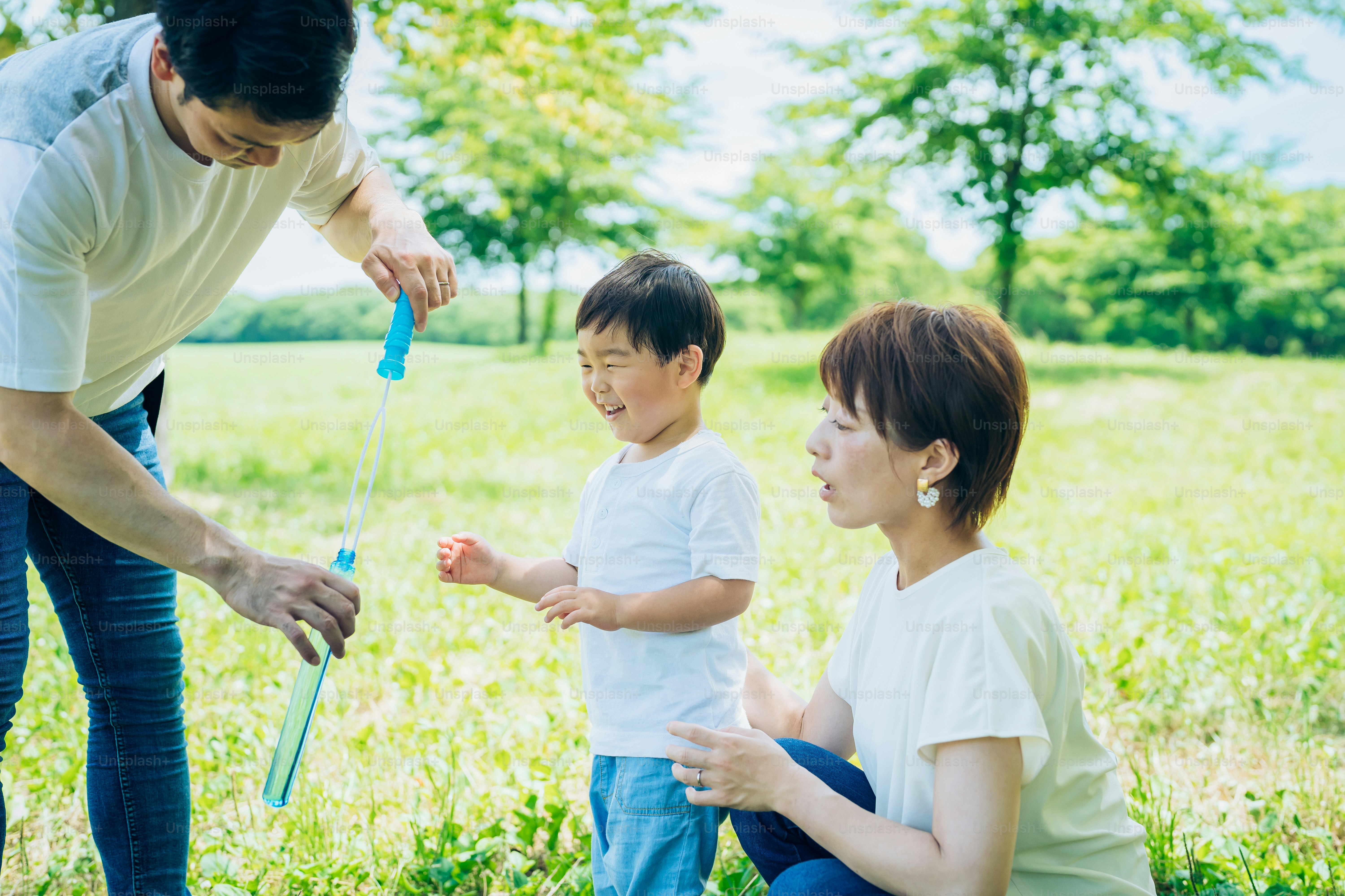 公園でシャボン玉で遊ぶ親子の写真 – Unsplashの家族の画像