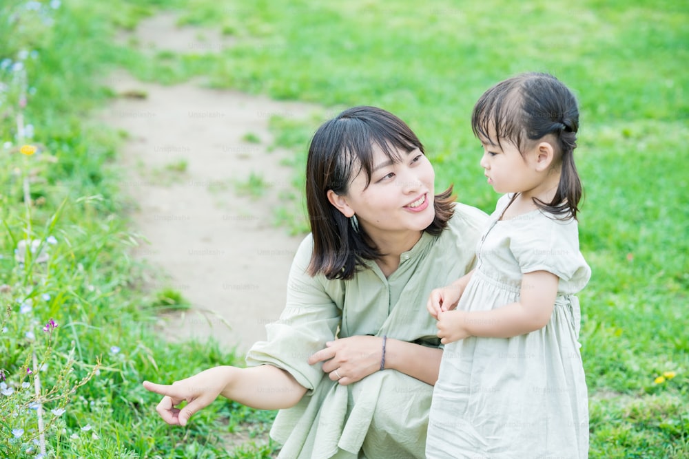 公園で遊ぶアジア人の母と娘