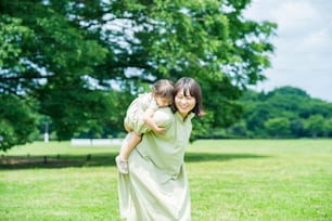 公園で遊ぶアジア人の母と娘