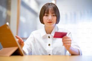 Mujer que realiza pagos con tarjeta en compras en línea