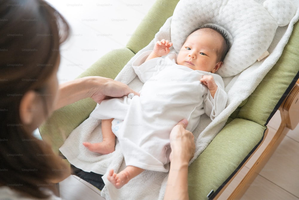 Mutter wickelt Baby (0 Jahre alt, 0 Monate alt) Windel von asiatisch (japanisch)