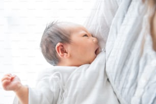 Una madre embarazada de un bebé recién nacido asiático (japonés) (0 años 0 meses)