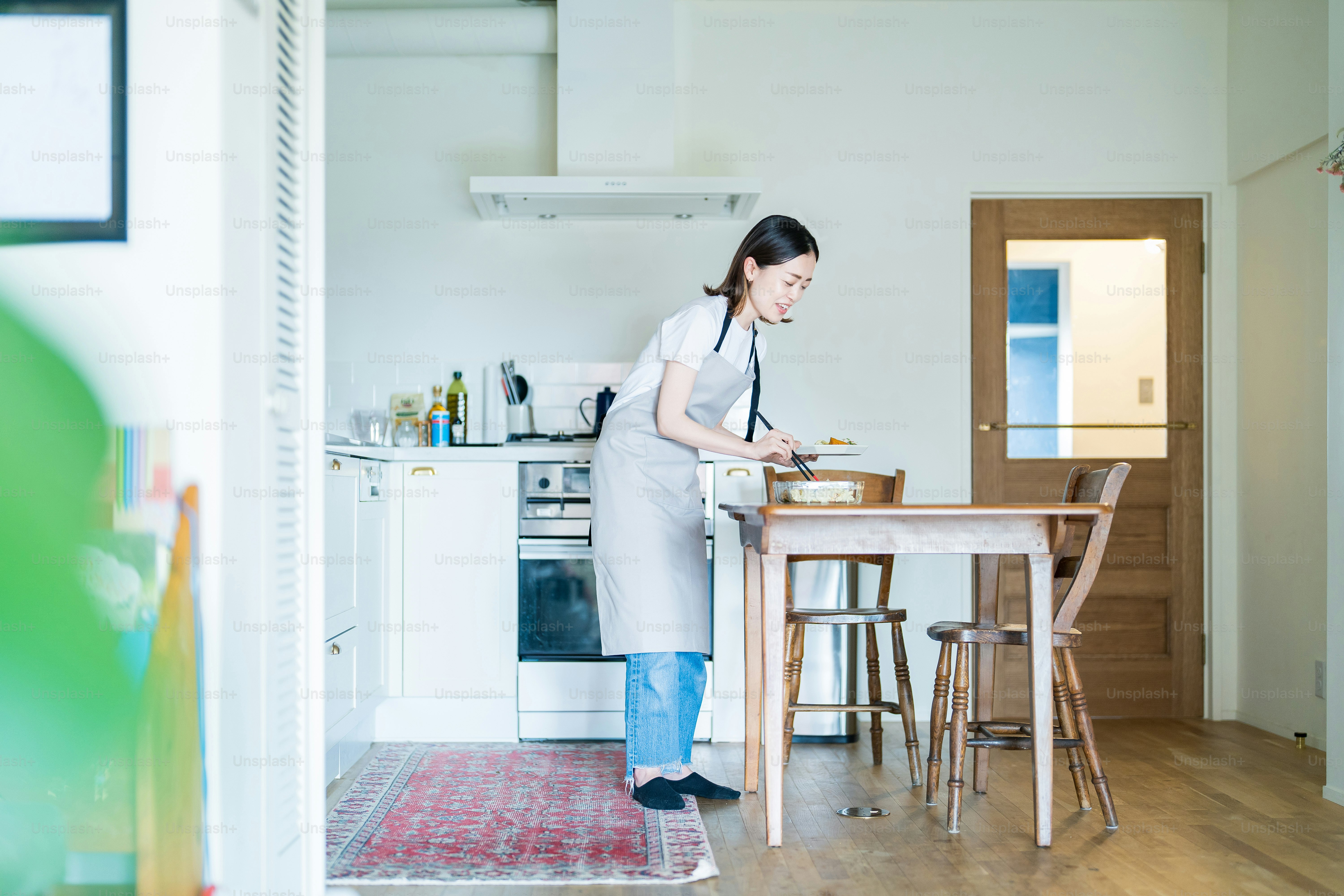 用意したおかずを皿にのせる女性の写真 – Unsplashの食べ物の画像