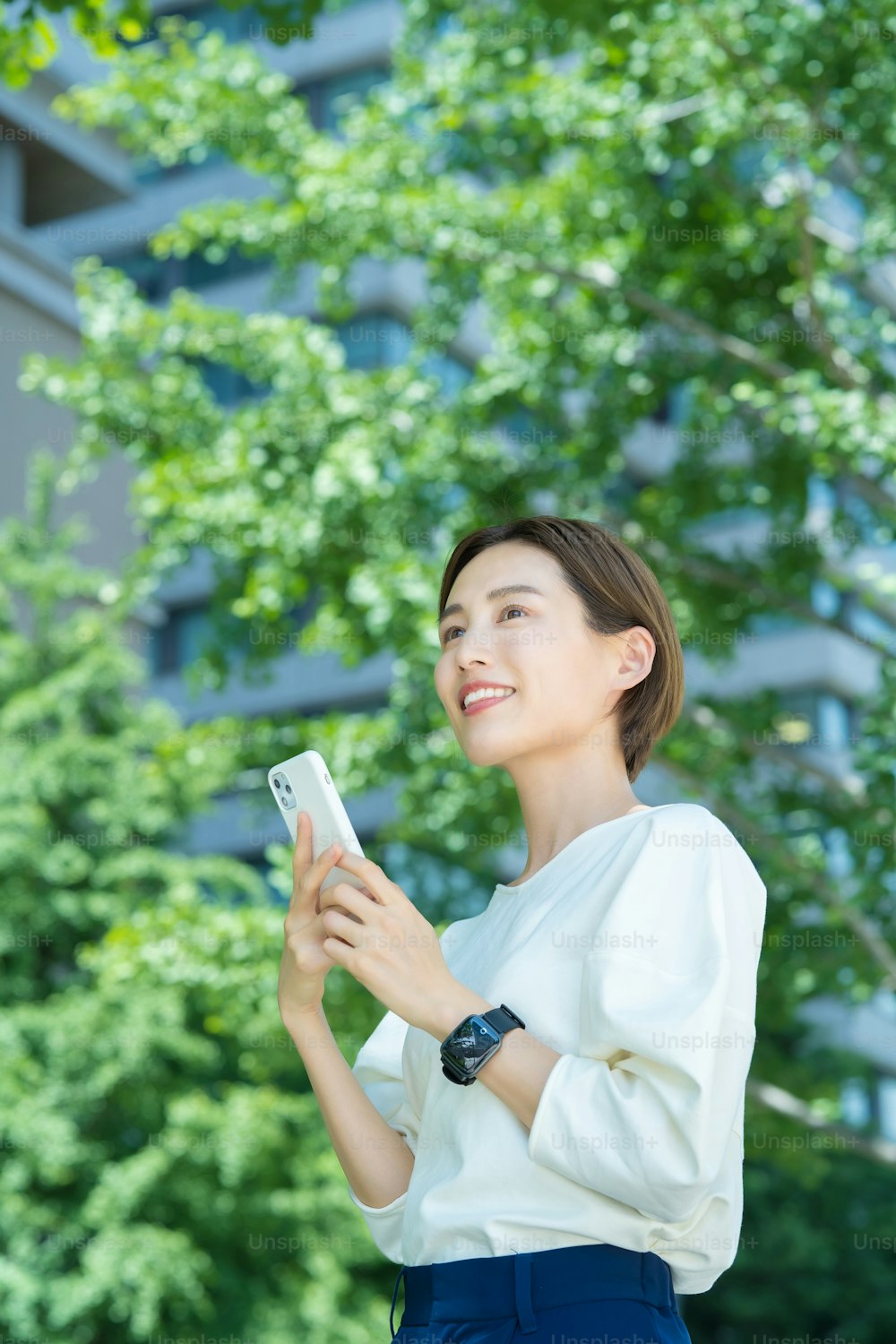 야외에서 스마트폰을 들고 있는 젊은 여성