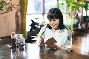 Una giovane donna che legge un libro in una calda atmosfera