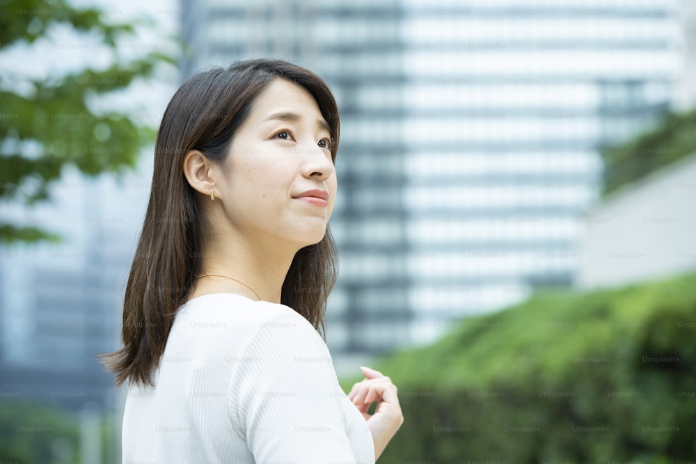 Asian business woman commuting to business district in business casual clothes