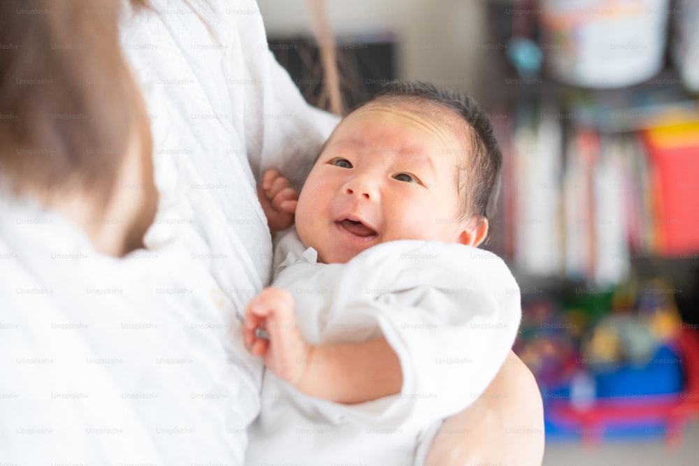 아시�아인(일본인) 신생아(0세 0개월)를 안고 있는 어머니