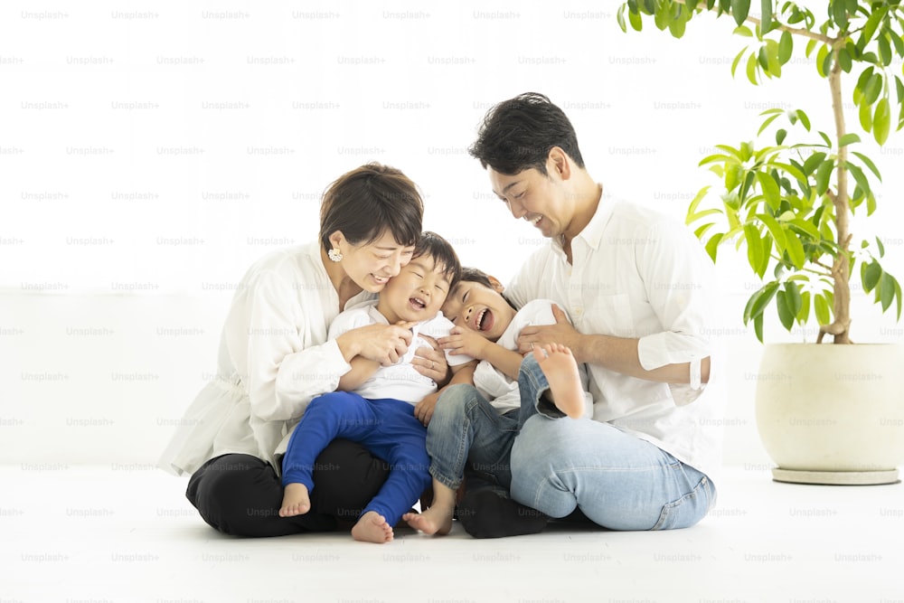 Famiglia asiatica che si rilassa in una stanza luminosa