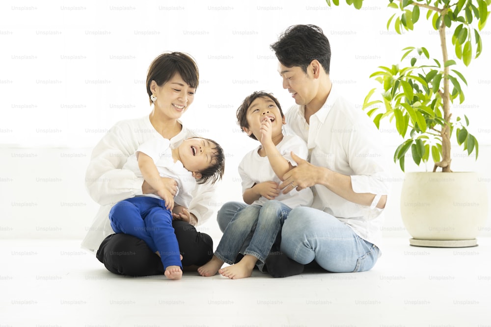 Família asiática relaxando em um quarto luminoso