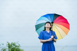 빗속에서 화려한 우산을 들고 있는 여자