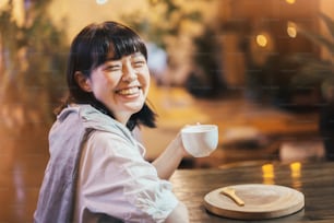 Mujer joven bebiendo café en un ambiente cálido