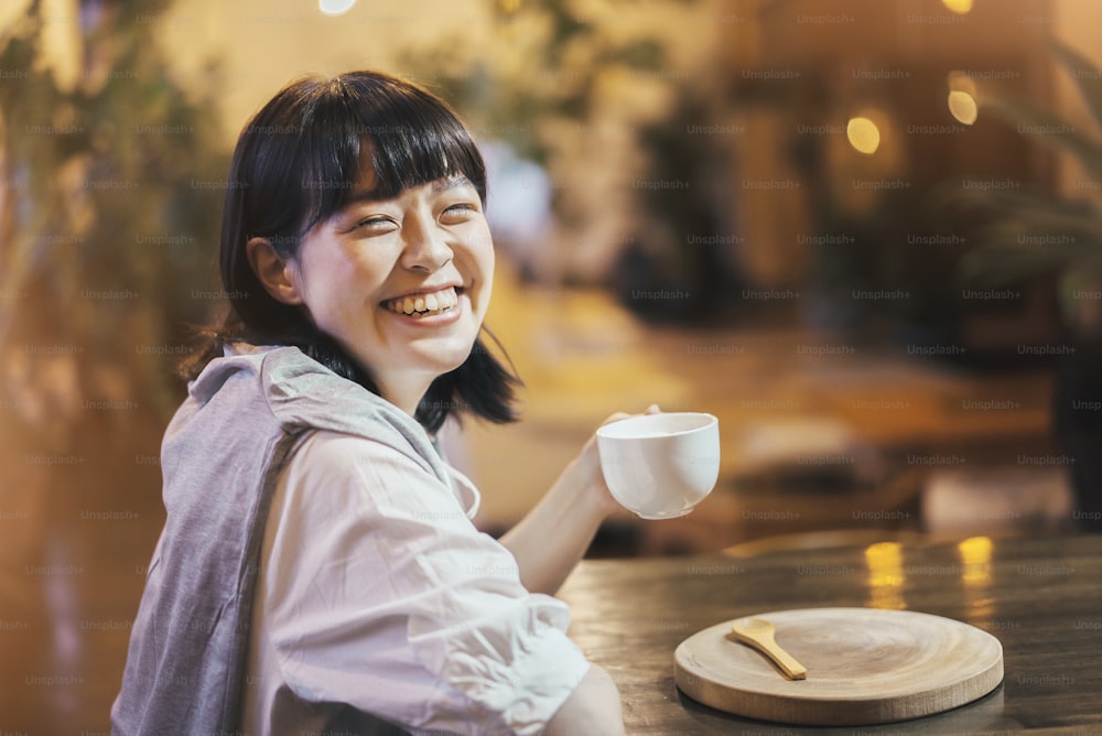 Mujer joven bebiendo café en un ambiente cálido