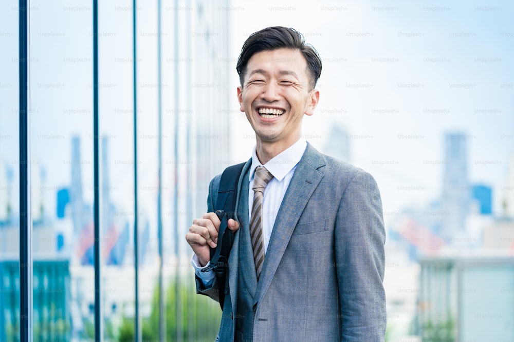 Hombre de negocios asiático que viaja con una sonrisa