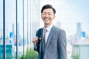 Homme d’affaires asiatique qui se déplace avec le sourire
