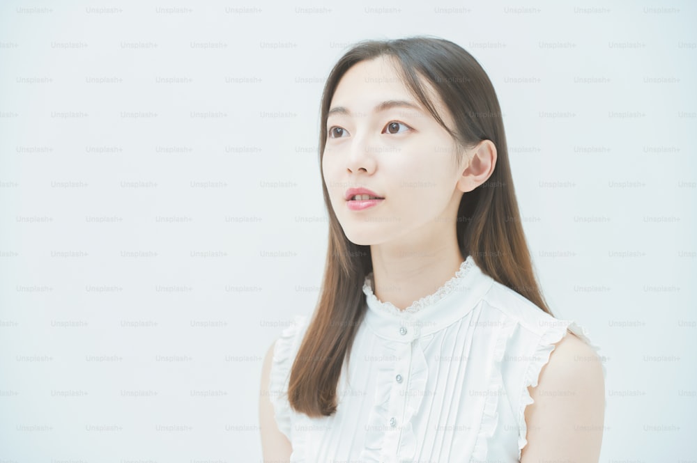 Retrato de una joven asiática tomado con iluminación plana