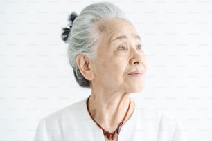 Retrato da mulher asiática de cabelos brancos envelhecida