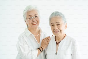 Mulheres seniores conversando com um sorriso na sala iluminada