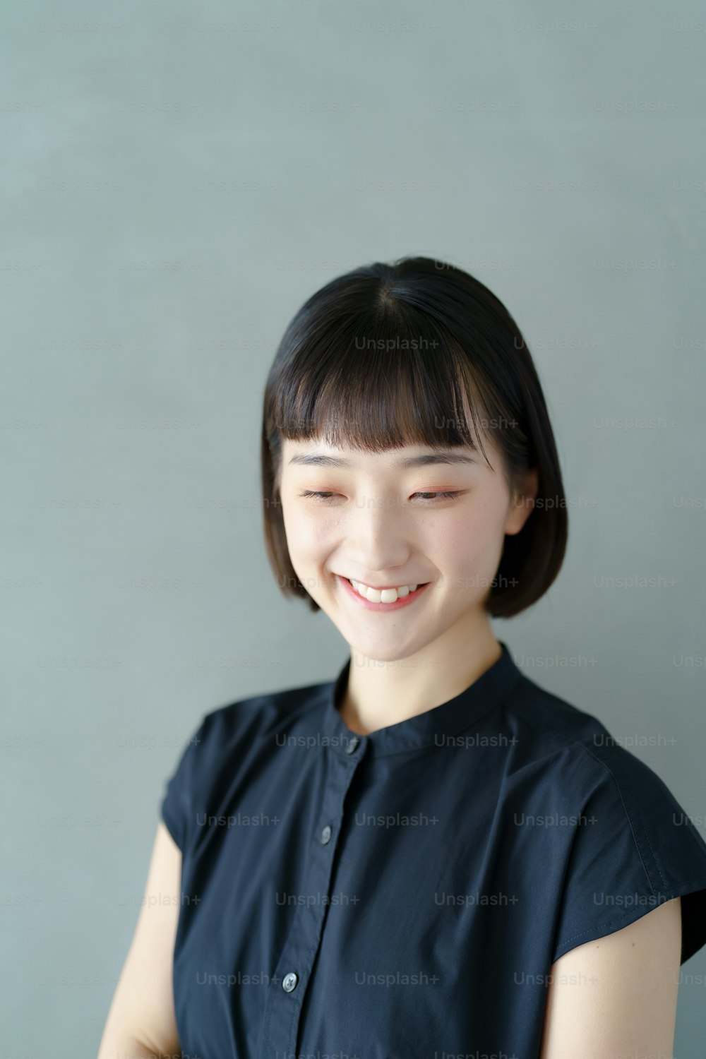 Portrait d’une jeune femme souriante à l’intérieur