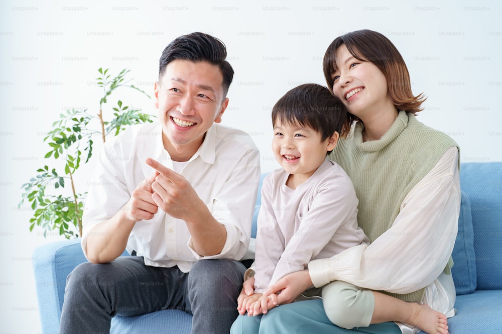 Familia relajada y sonriente en el sofá