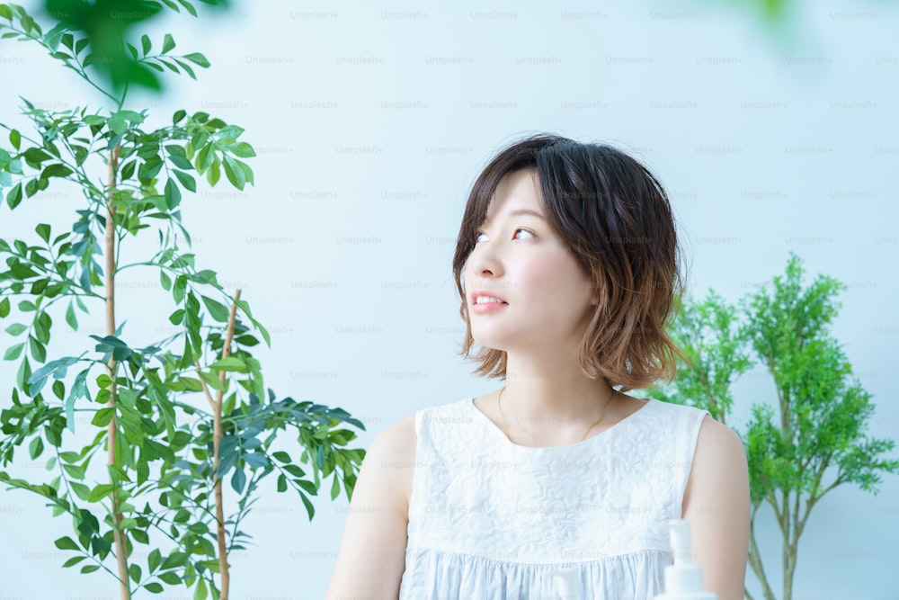 Una mujer con un look relajado rodeada de plantas