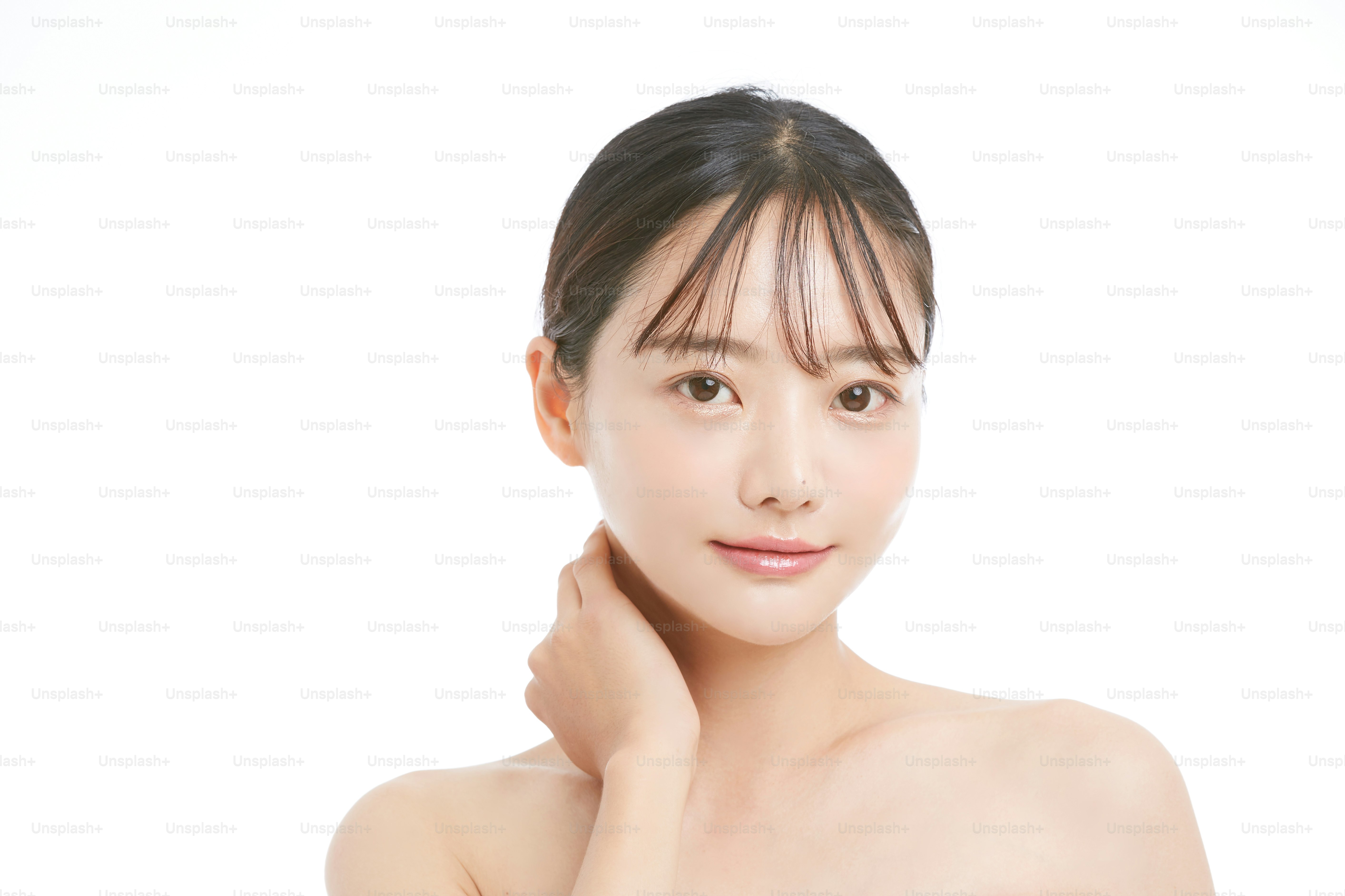 Beauty portrait of young Asian woman and white background and strobe ...