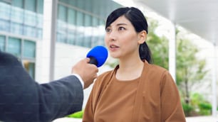 Concepto de entrevista en la calle. Entrevista en la acera.